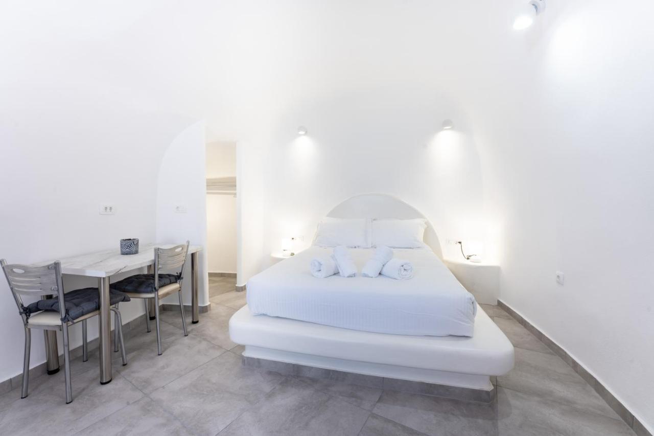 Nomikos Mansion Apartment คาร์เทราดอส ภายนอก รูปภาพ